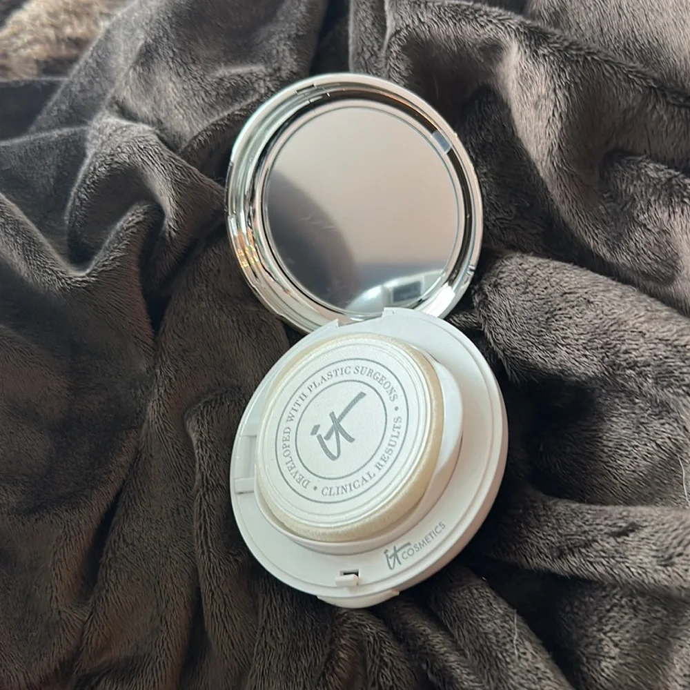 NWOT IT Cosmetics Confidence In A Compact Full Coverage SPF 50 Shade “Deep”